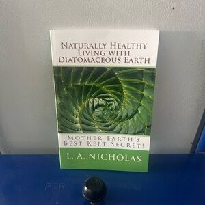 Naturally Healthy Living with Diatomaceous Earth Book